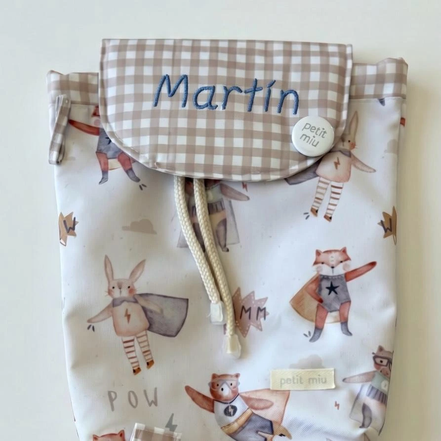 Mochila Infantil Personalizada Impermeable Superhéroes | Hecha a Mano | Petit Miu Descripción Mochila Infantil Personalizada Impermeable Superhéroes | Hecha a Mano | Petit Miu Descripción