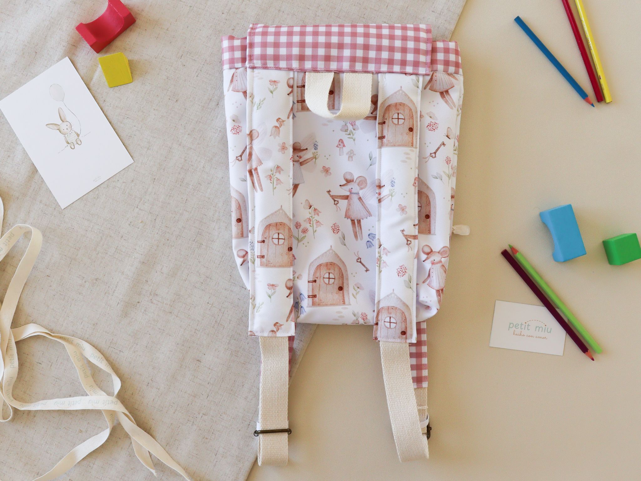 mochila impermeable ratona llaves detalle trasero mochila impermeable ratona llaves detalle trasero
