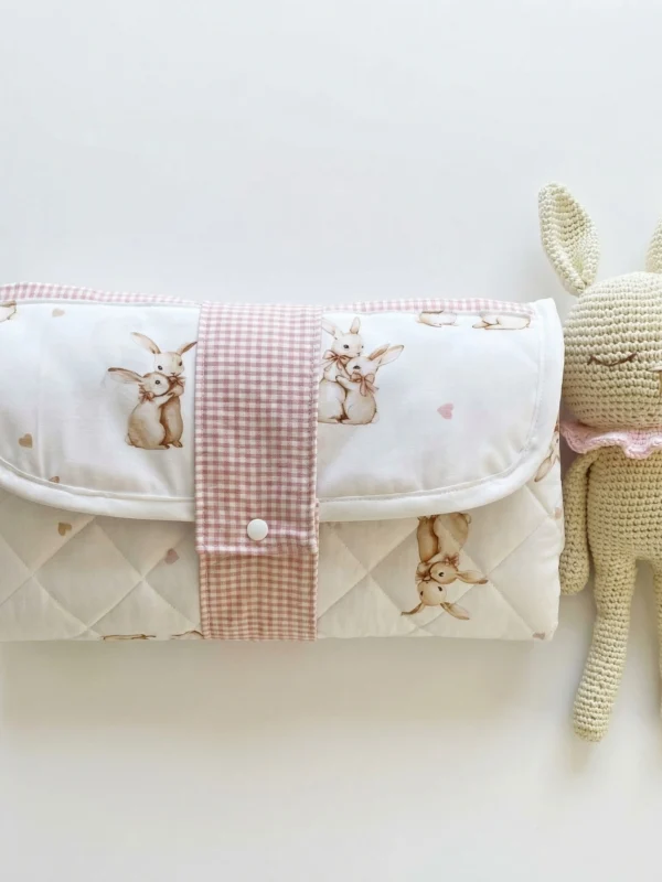 cambiador bebé portátil impermeable con estampado de conejitos y cierre rosa