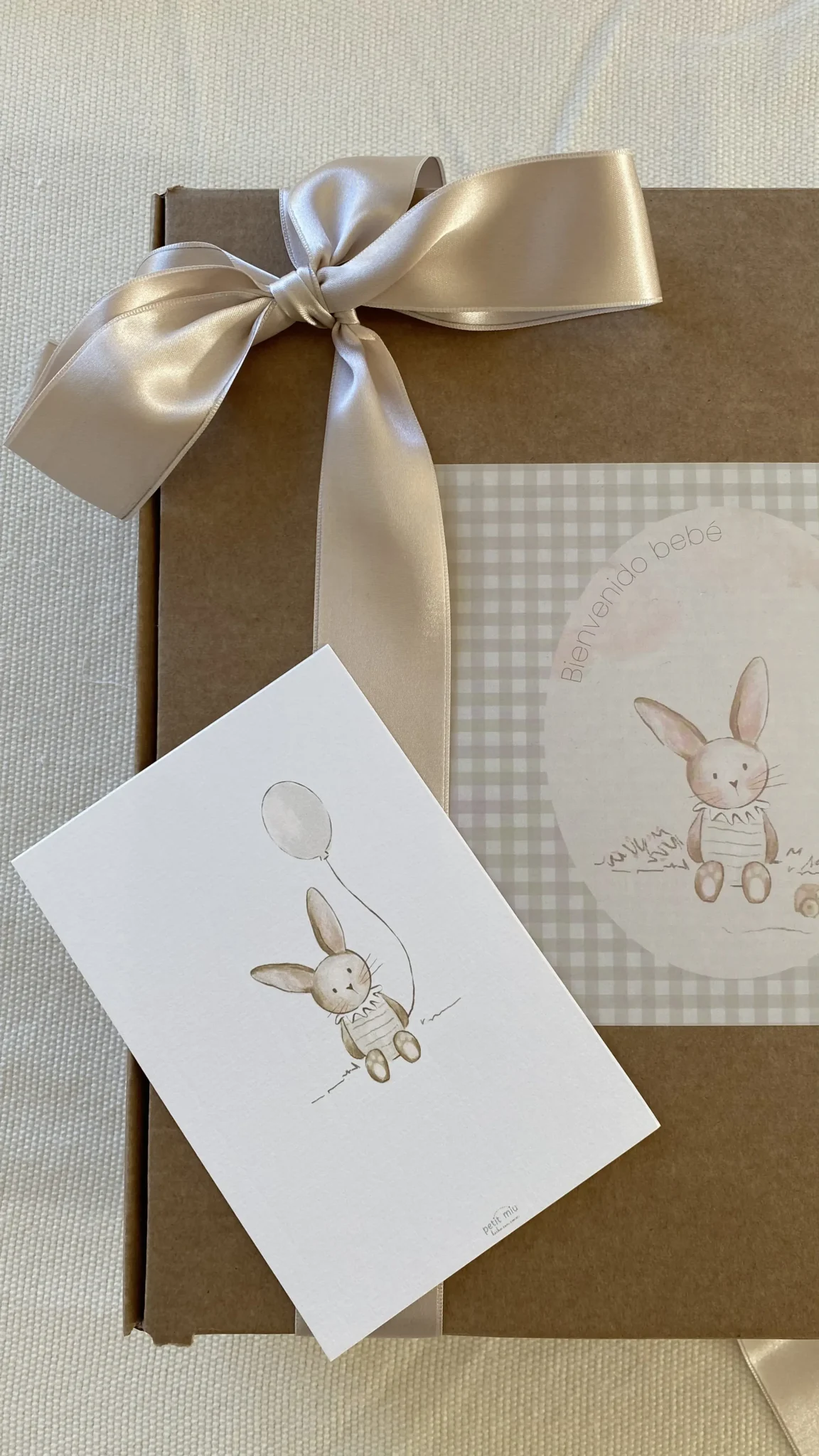 Canastilla regalo bebé personalizada en beige | Hecho a mano Canastilla regalo bebé personalizada en beige | Hecho a mano
