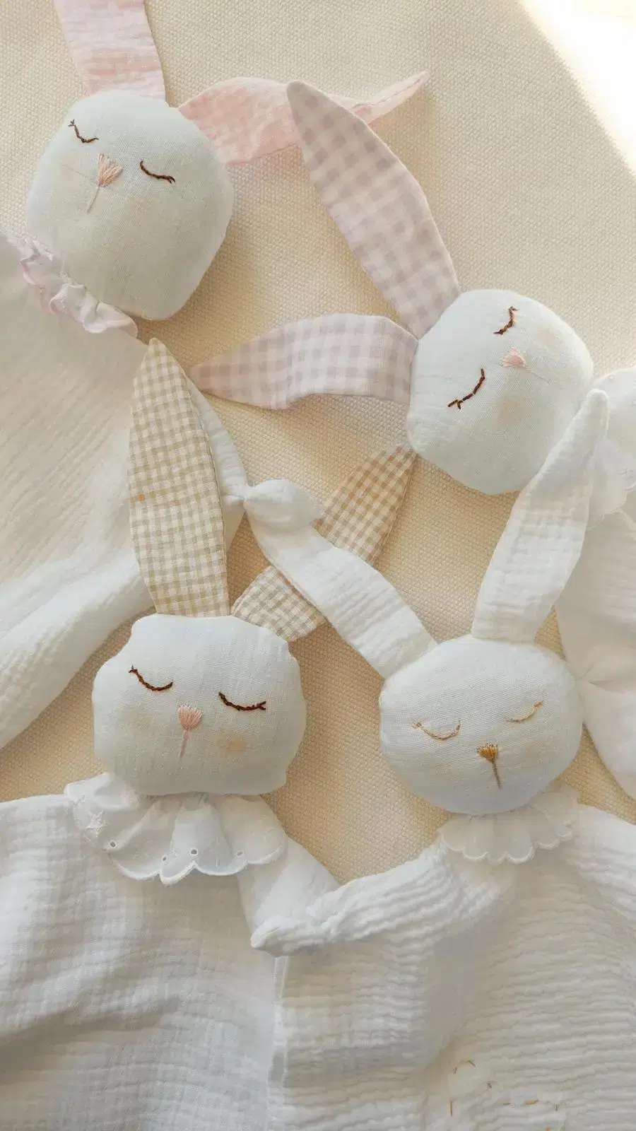 Conjunto de conejitos de apego para bebé en tonos pastel. Conjunto de conejitos de apego para bebé en tonos pastel.