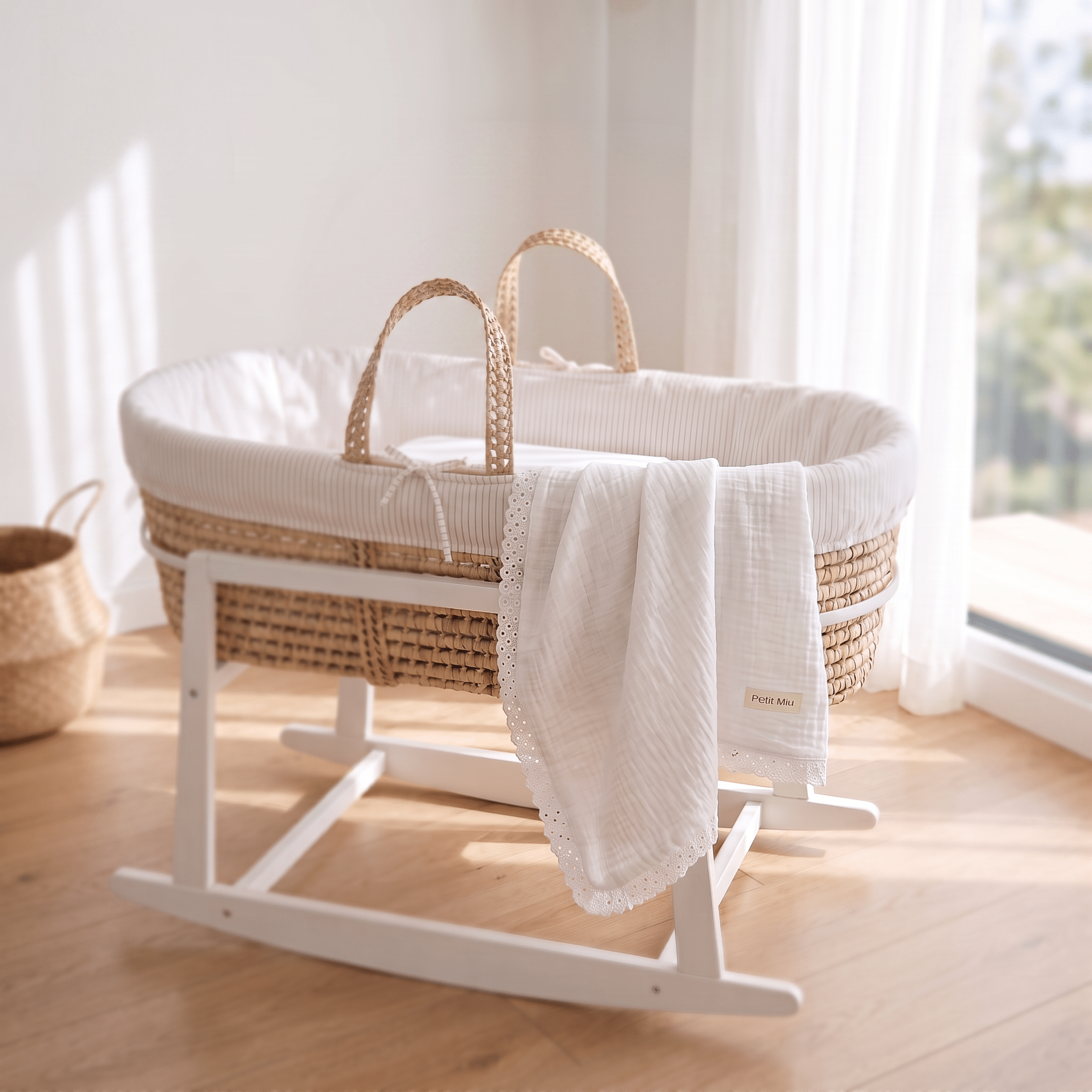 Manta de muselina blanca para moisés y cuna con puntilla – Petit Miu Manta de muselina blanca para moisés y cuna con puntilla – Petit Miu