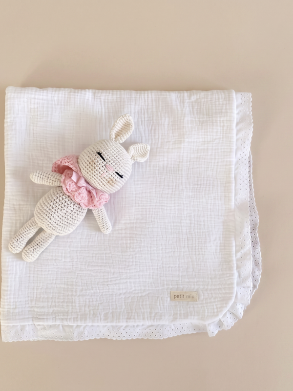 Manta blanca de muselina para bebé con delicado borde de puntilla. Muselina y coralina blanca.