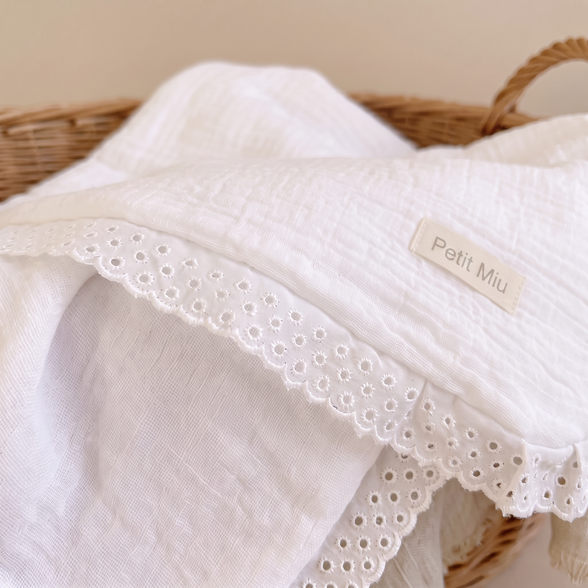 Manta de muselina para bebé con puntilla – Petit Miu Manta de muselina para bebé con puntilla – Petit Miu