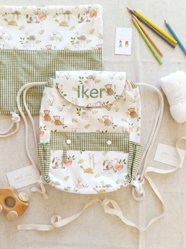Mochila infantil personalizada de algodón con interior impermeable de Petit Miu estampada con animales y nombre bordado.