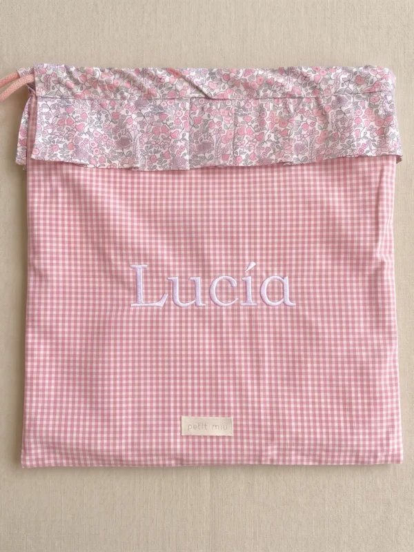 Bolsa de muda personalizada para guardería de algodón con estampado vichy rosa y nombre bordado de Petit Miu.