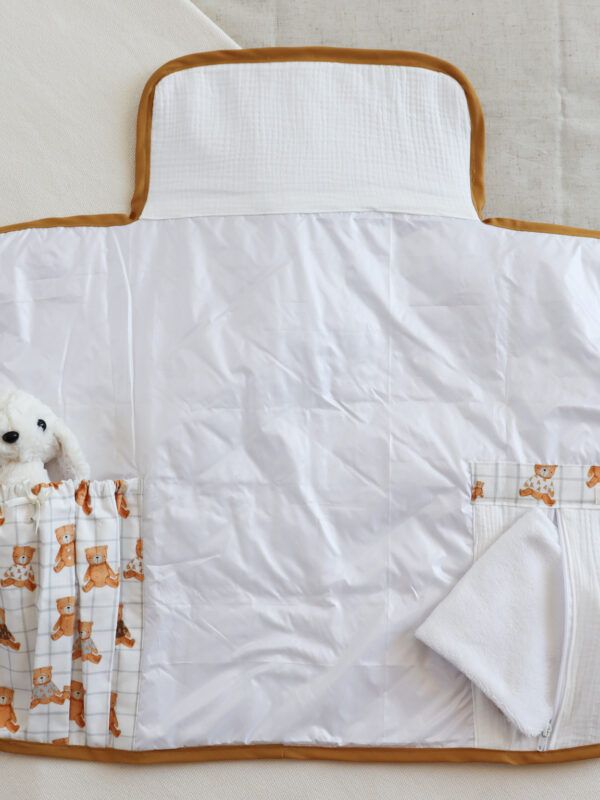 Cambiador portátil impermeable para bebé abierto con dos bolsillos, uno con cremallera y otro con goma elástica, exterior de algodón e interior impermeable acolchado. 🍼💧