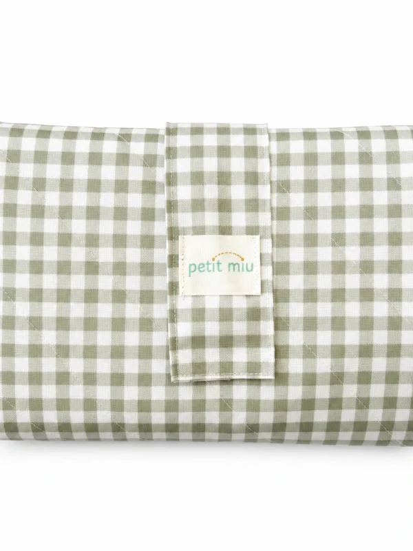 Cambiador portátil impermeable para bebé plegado en tejido vichy verde salvia acolchado de Petit Miu