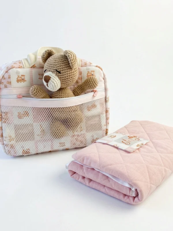 neceser para bebé con cambiador portátil rosa Petit Miu con bolsillo de rejilla y peluche