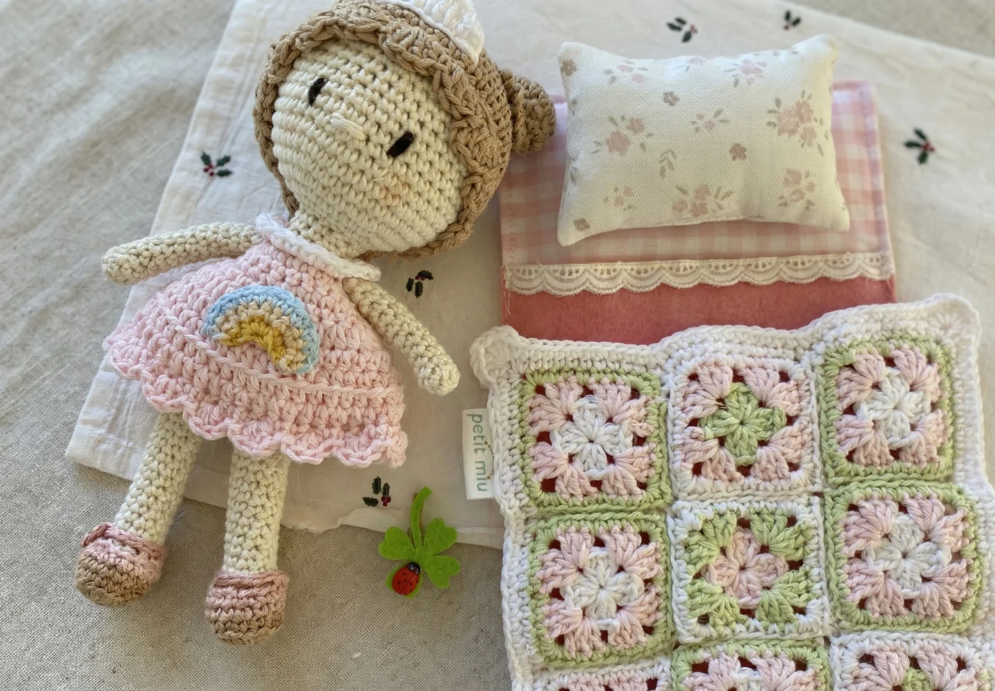 regalo artesanal para bebé con muñeca de crochet y manta hecha a mano