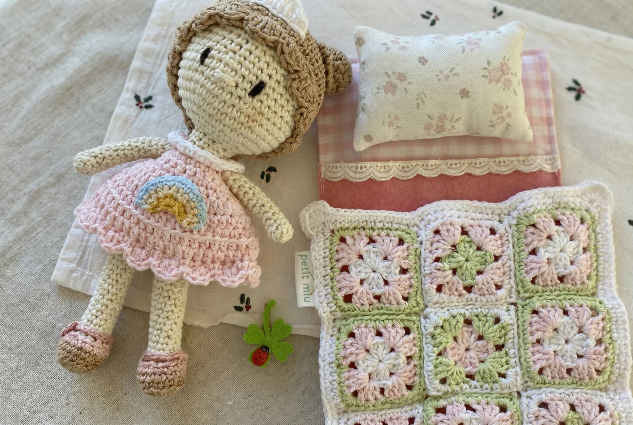 regalo artesanal para bebé con muñeca de crochet y manta hecha a mano
