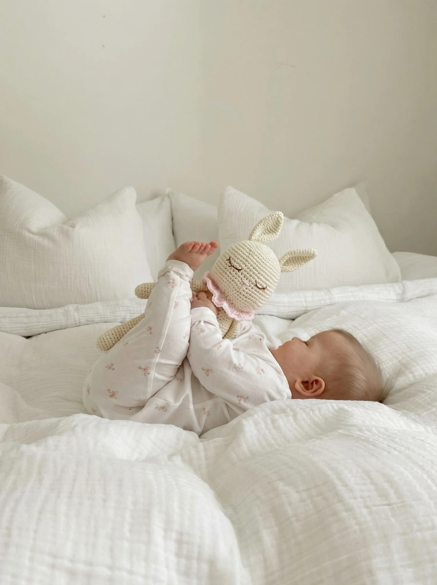 Bebé jugando con muñeco conejo tejido – Petit Miu Bebé jugando con muñeco conejo tejido – Petit Miu