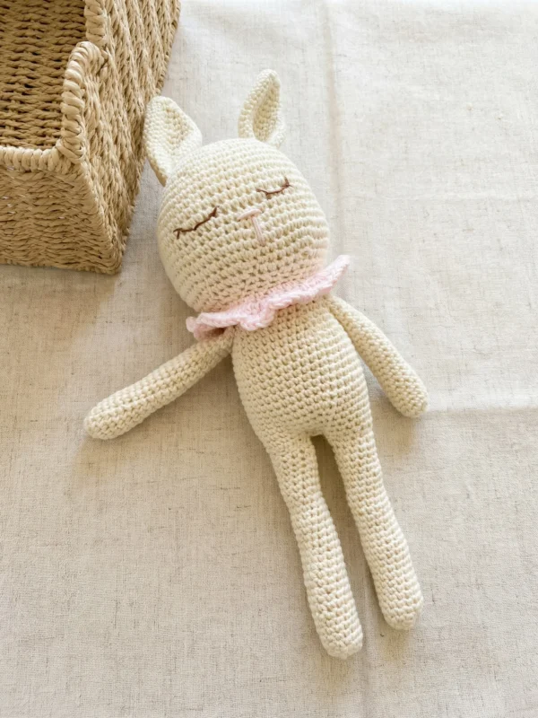 Muñeco conejo tejido a mano en algodón color crema con cuello rosa para bebé