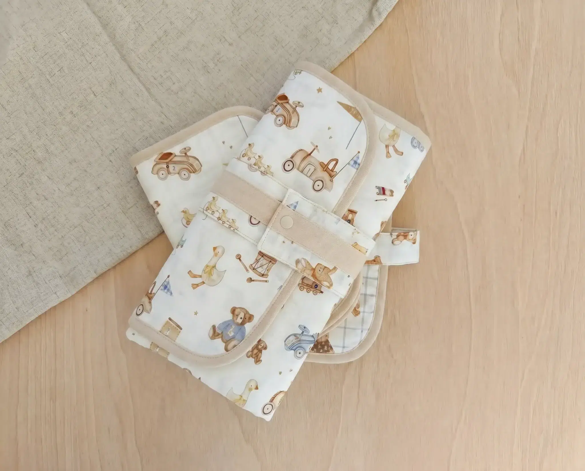 Cambiadore impermeable para bebé acolchado con diseño de juguetes vintage.