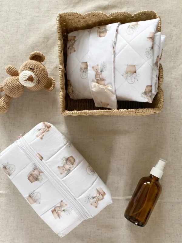 Pack regalo para recién nacido con cambiador portátil impermeable y neceser XXL estampado de ositos.