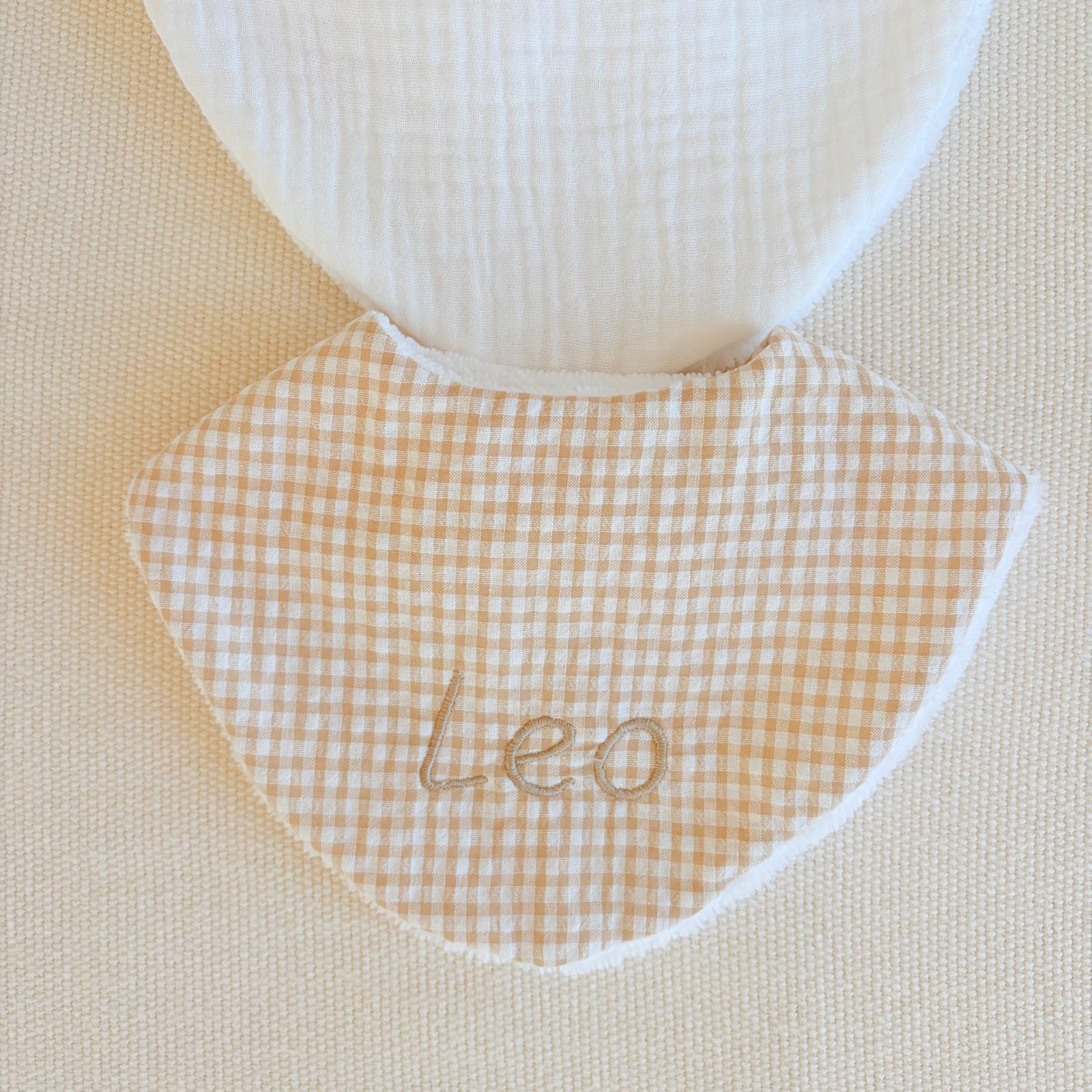 Babero personalizado para bebé con nombre bordado Babero personalizado para bebé con nombre bordado