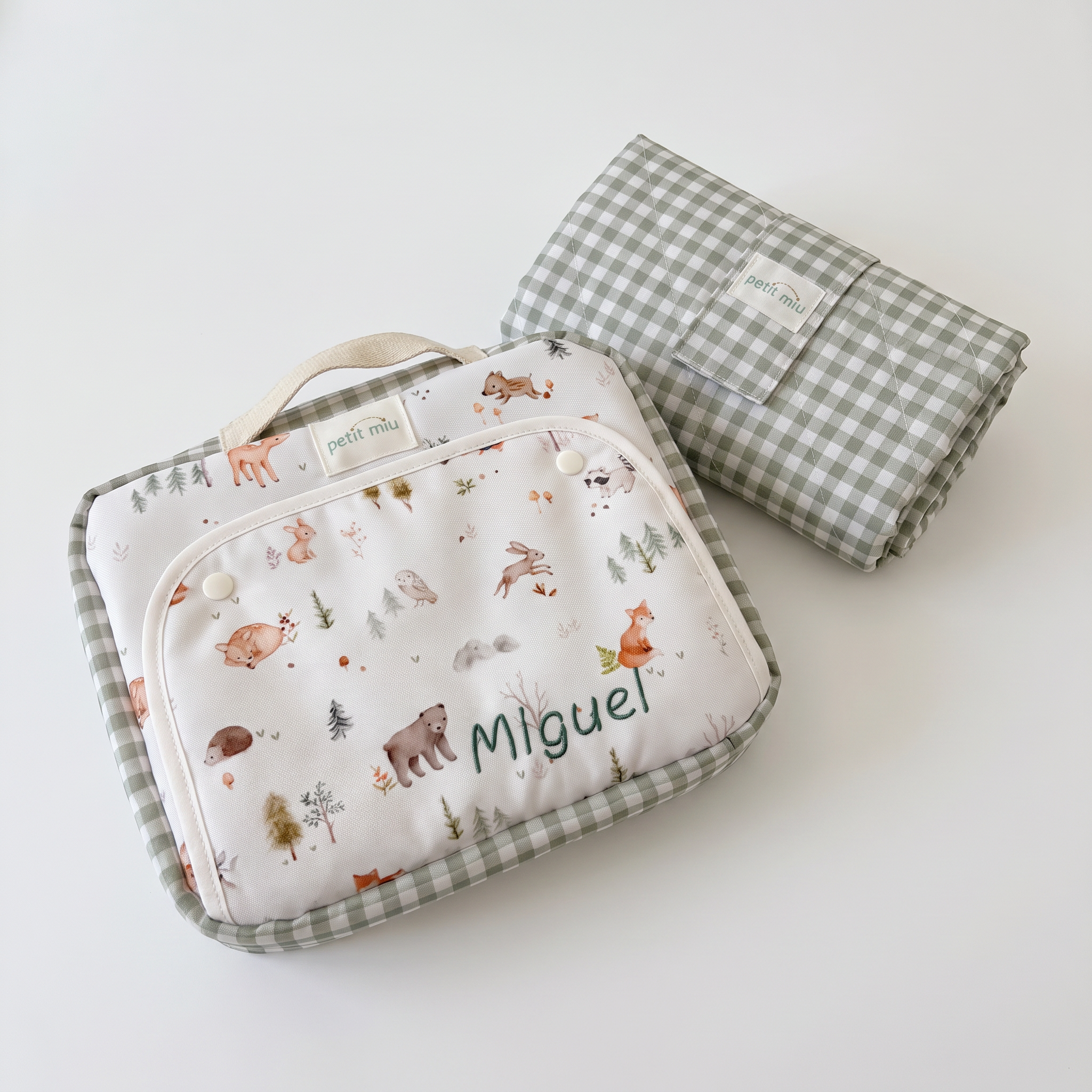 Cambiador y neceser incluidos en canastilla regalo para bebé personalizada Cambiador y neceser incluidos en canastilla regalo para bebé personalizada