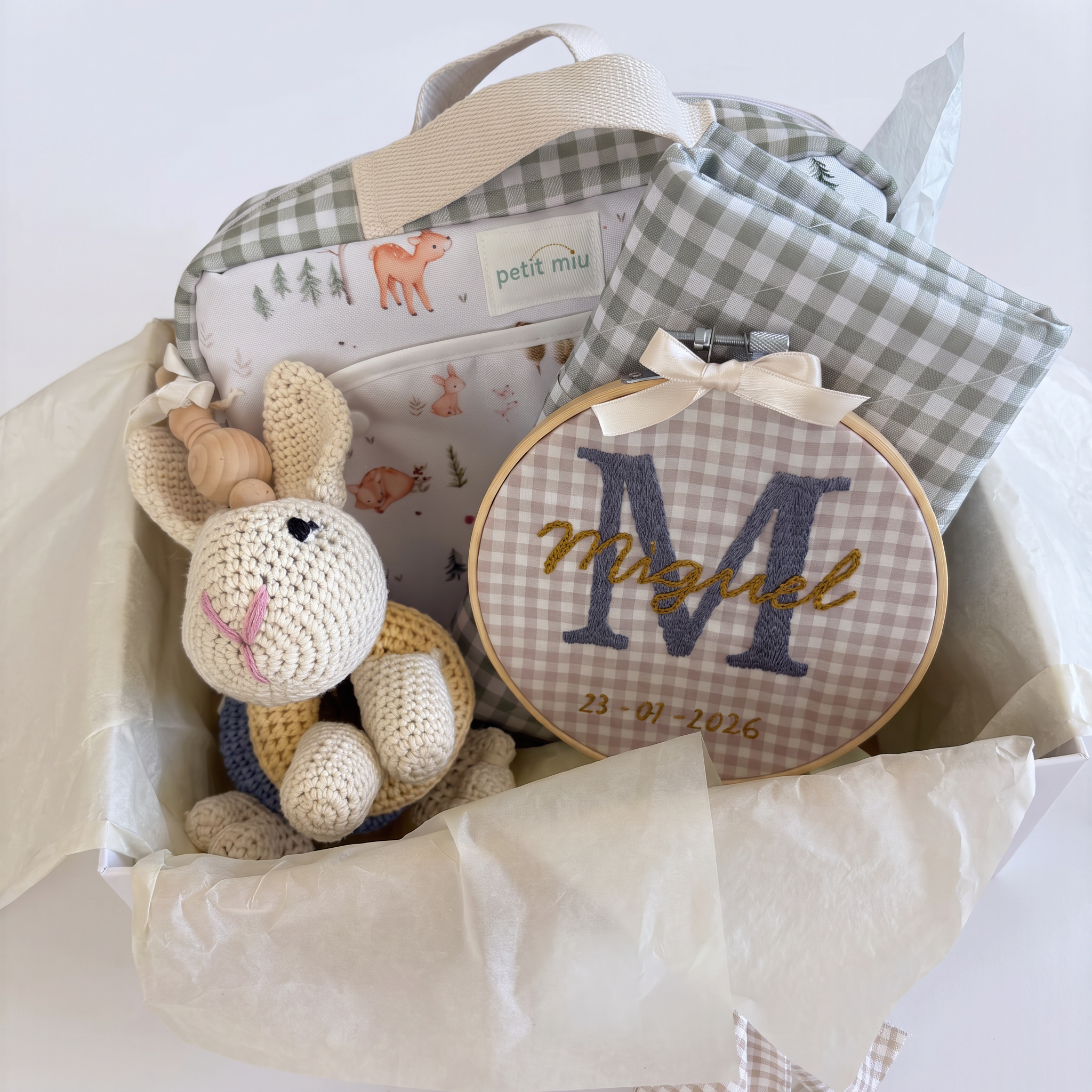 Canastilla regalo para bebé personalizada con bastidor bordado y accesorios Canastilla regalo para bebé personalizada con bastidor bordado y accesorios