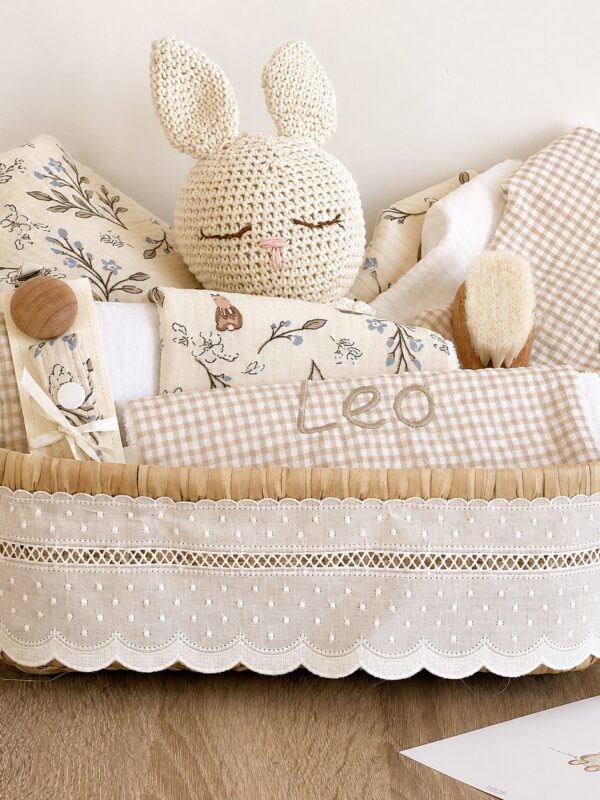 Canastilla de nacimiento personalizada con el nombre Leo, doudou de conejo, accesorios de bebé y tejidos suaves hechos a mano