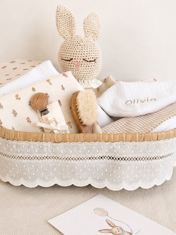 Canastilla de regalo de nacimiento personalizada para bebé, hecha a mano con accesorios artesanales y detalles personalizados