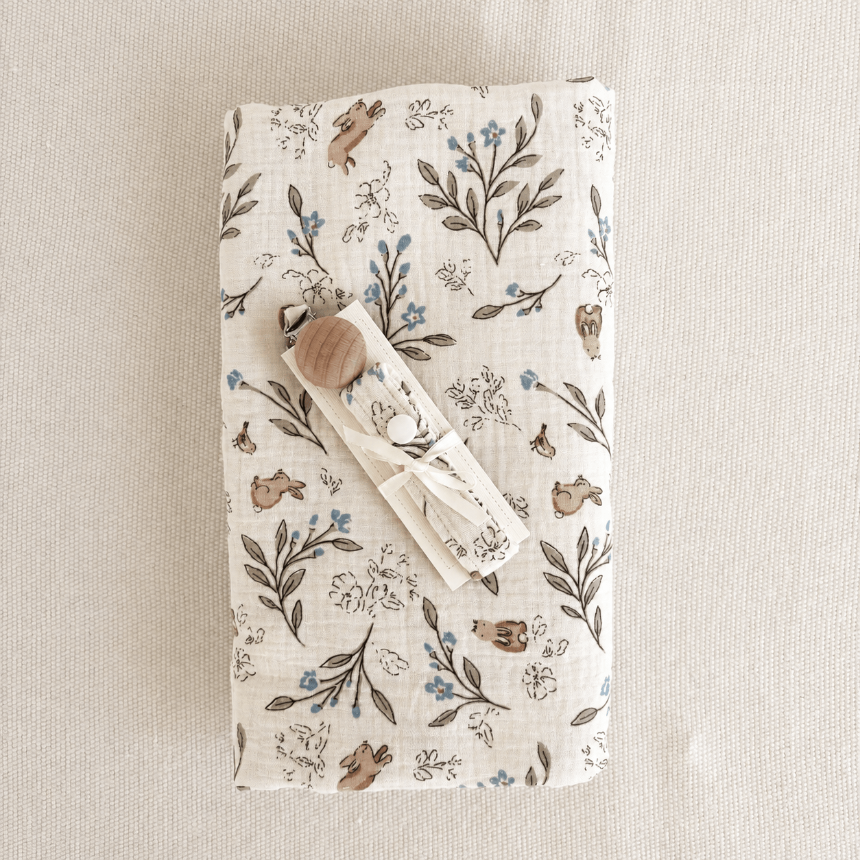 Muselina para bebé con estampado de conejitos y chupetero artesanal | Petit Miu Muselina para bebé con estampado de conejitos y chupetero artesanal | Petit Miu
