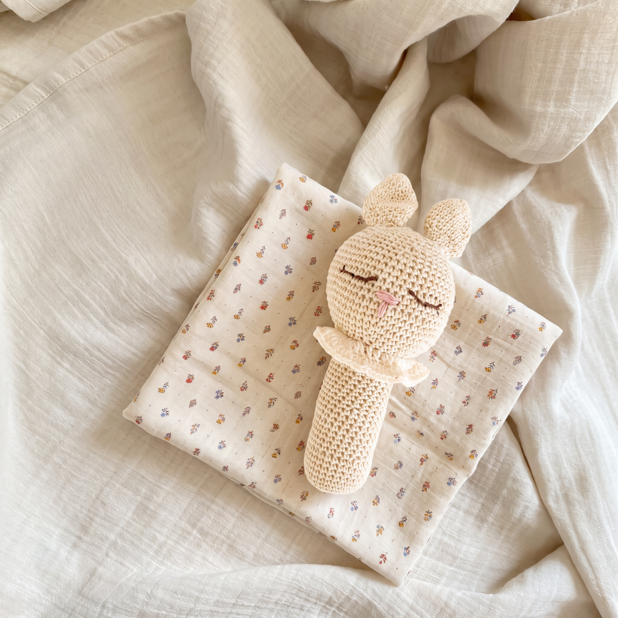 Muselina de algodón orgánico para bebé con conejito de apego hecho a mano | Petit Miu Muselina de algodón orgánico para bebé con conejito de apego hecho a mano | Petit Miu