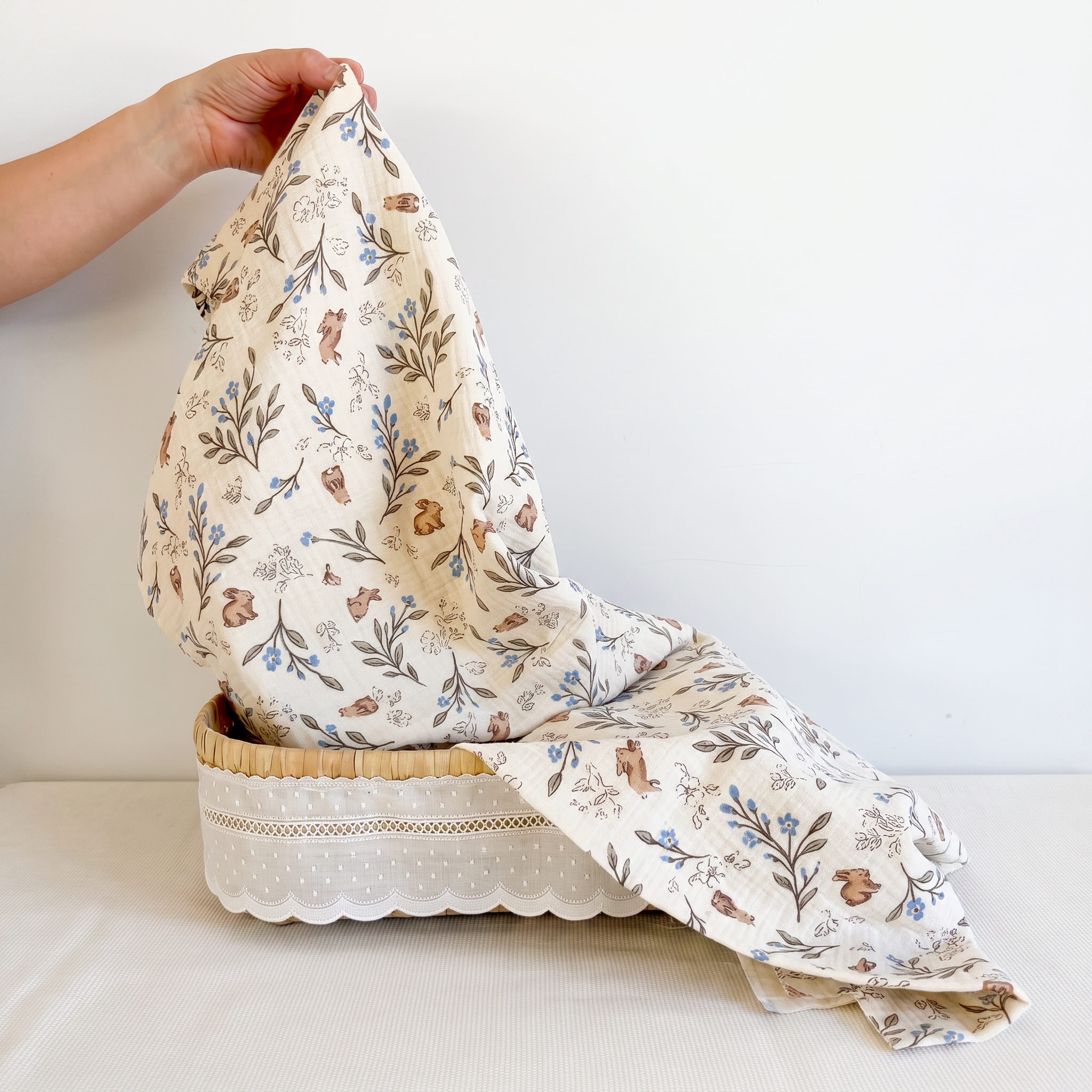 Muselina XXL para bebé con estampado de animalitos y flores Muselina XXL para bebé con estampado de animalitos y flores