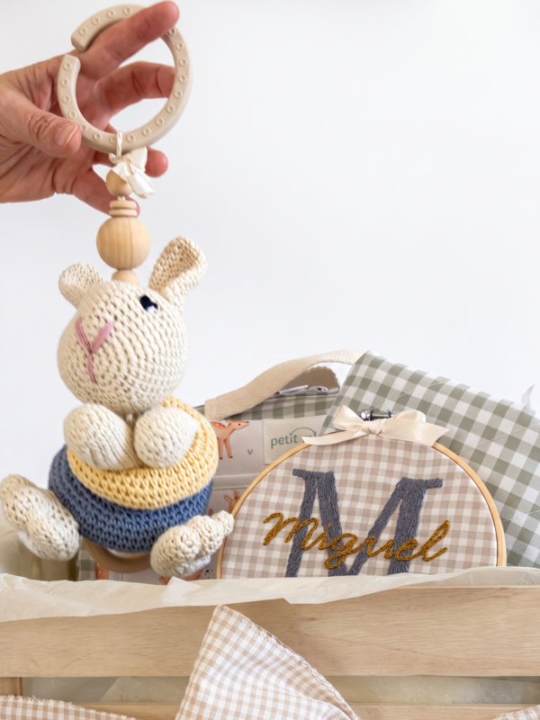 Canastilla regalo de nacimiento para bebé con bastidor personalizado bordado y conejo tejido a mano con sonajero