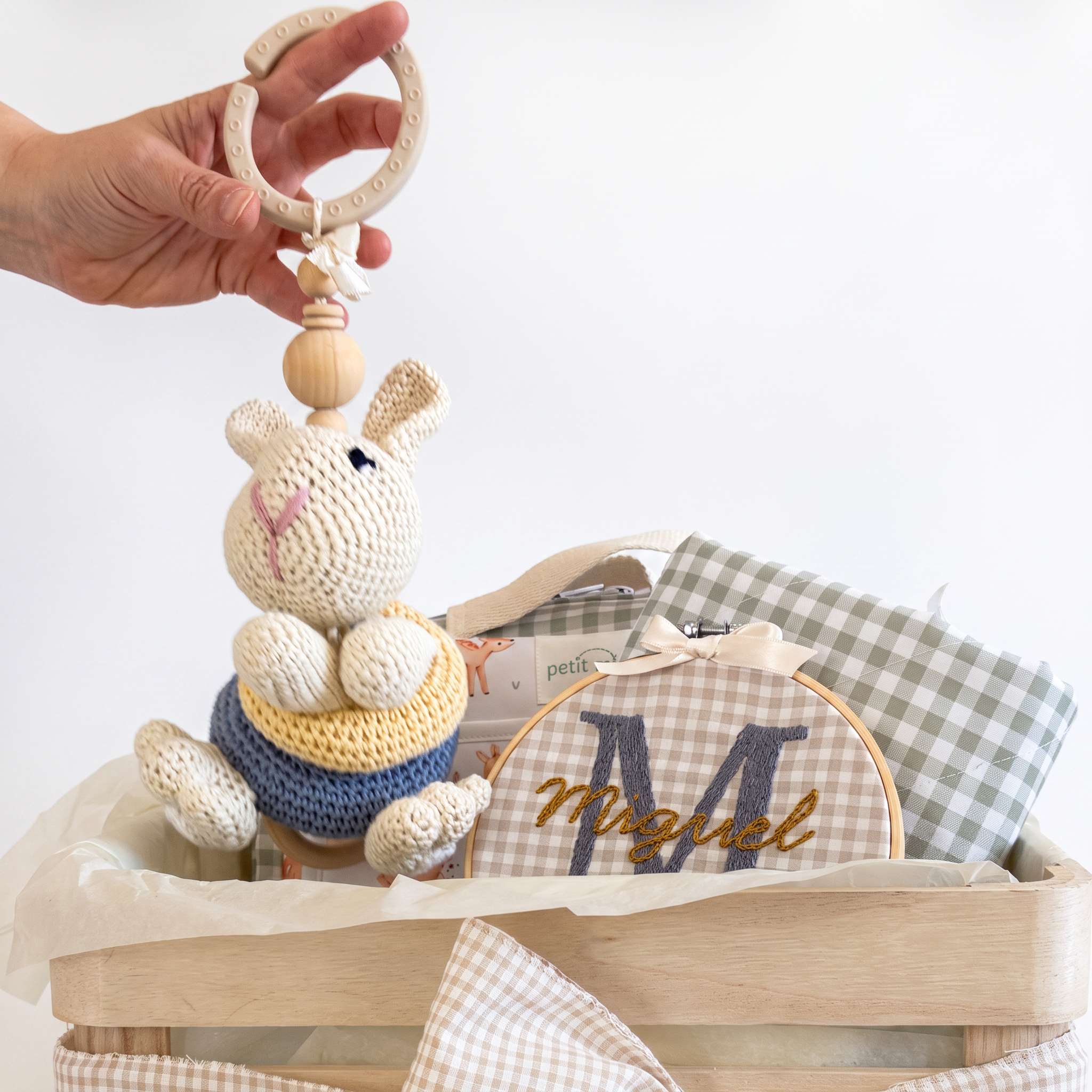 Canastilla regalo de nacimiento personalizada para bebé con detalles artesanales Canastilla regalo de nacimiento personalizada para bebé con detalles artesanales