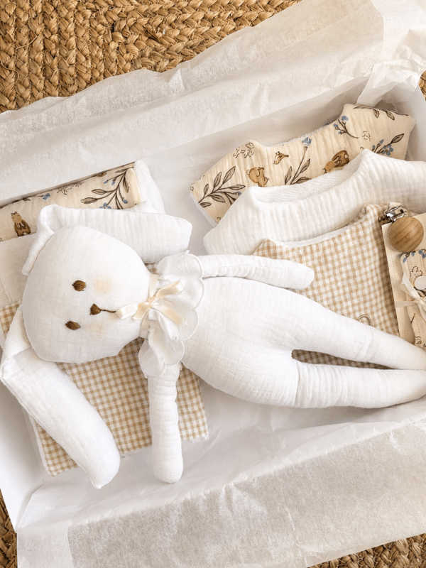 Canastilla de nacimiento personalizada para bebé con muñeco de apego y accesorios de tela hechos a mano
