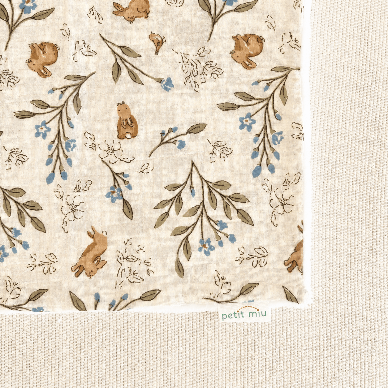 Tela muselina para bebé con estampado de conejitos y flores Tela muselina para bebé con estampado de conejitos y flores
