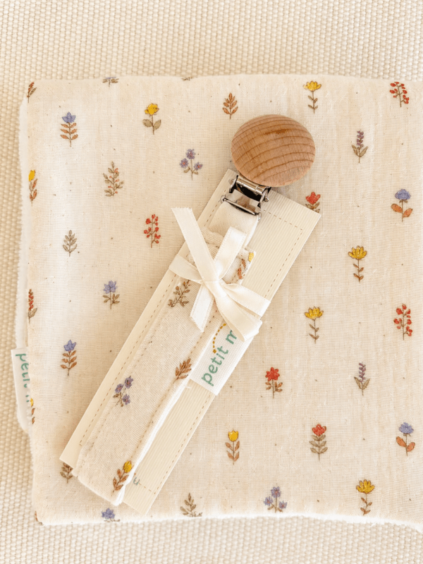 Tela para bebé accesorios hecho a mano con tela de algodón estampada con pequeñas flores y presentado con un lazo